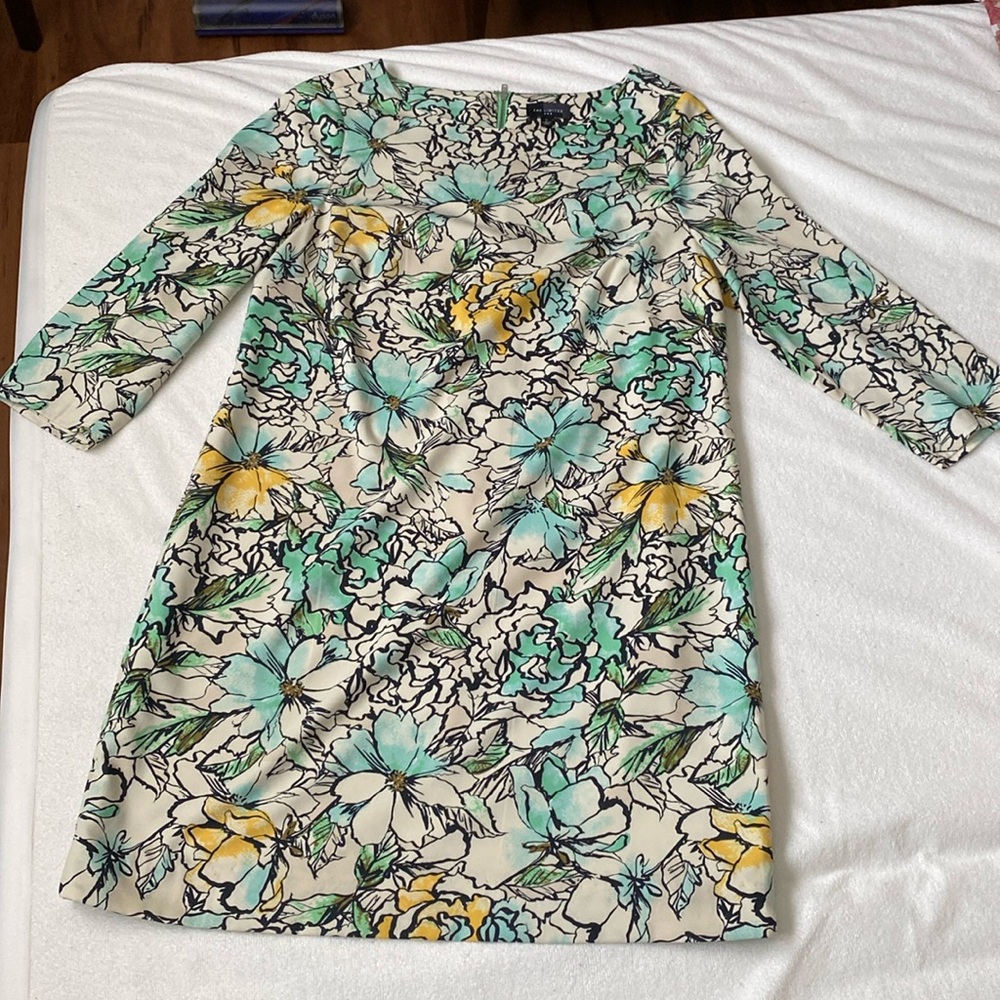 Beautiful floral dress size small.